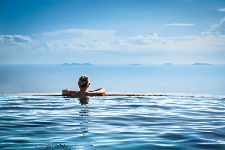 Faire construire une piscine à débordement