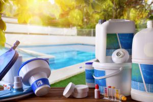 Quels sont les produits d’entretien à utiliser pour nettoyer ma piscine ?