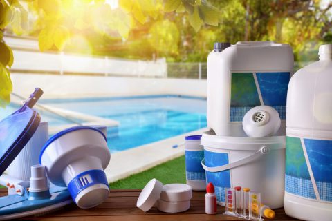 Quels sont les produits d’entretien à utiliser pour nettoyer ma piscine ?