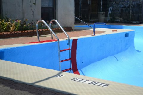 échelle de piscine