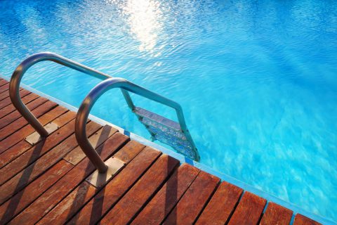 Comparatif du bois et de la pierre : effet plus naturel pour sa piscine