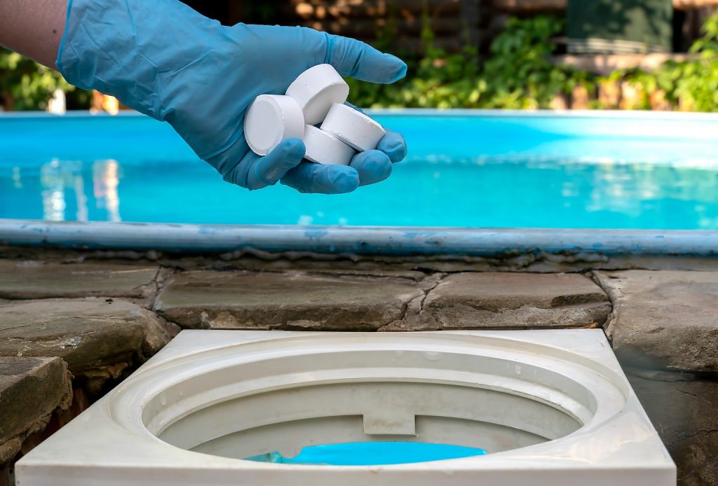 ajout de chlore à l'eau de la piscine