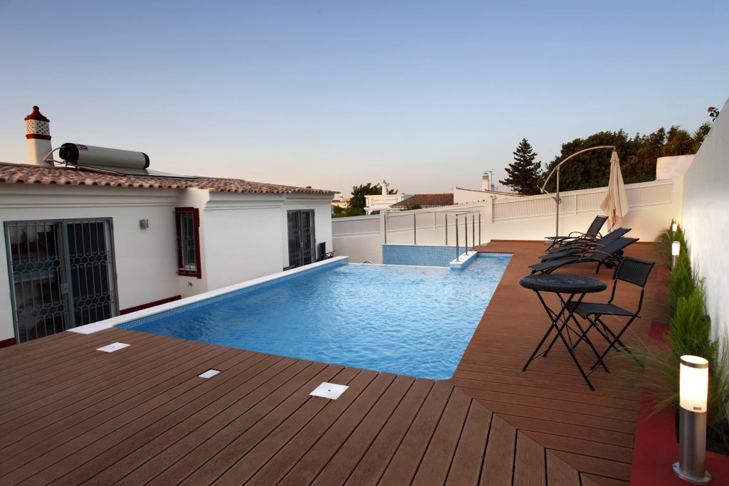 plage de piscine en lames de bois